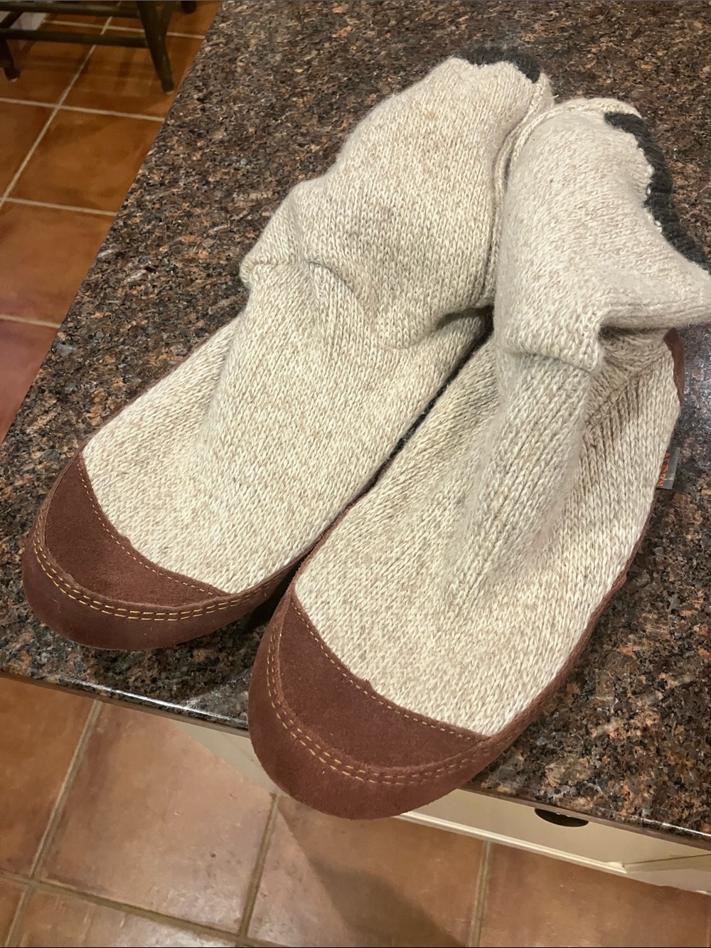 Men’s Acorn Cream Knit Slipper Socks with Brown Suede Toe Size 9-10
